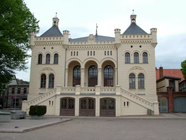 Helle Rathausfassade in Wittenburg mit doppelläufiger Freitreppe und drei offenen Bögen über dem Eingang.