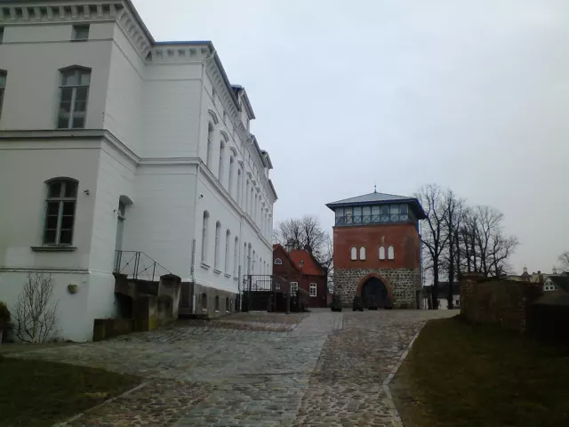 Ehemaliges Amtsgericht links und Amtsbergturm rechts; Aufnahme 2013.